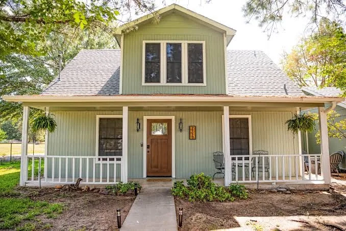 Location! Quant, Cozy & Stylish 2 Br/2Ba
