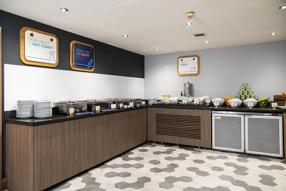 Holiday Inn Express Edinburgh Airport by IHG