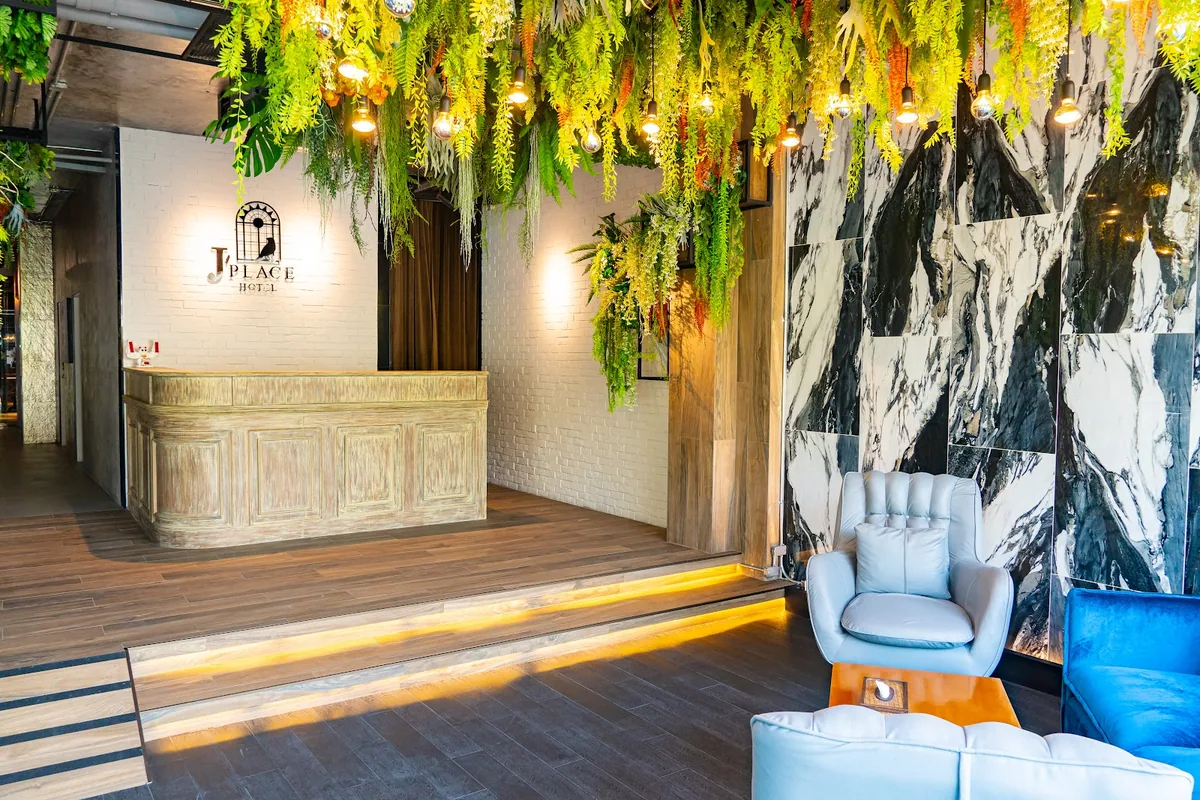 J Place Hotel