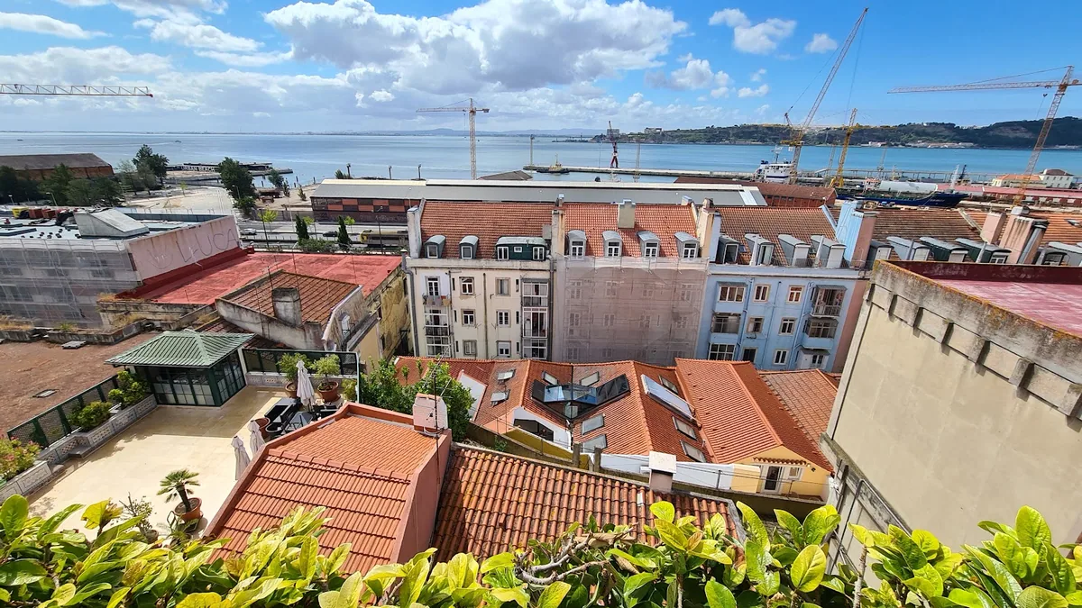 As Janelas Verdes/Riverview, a Lisbon Heritage Collection