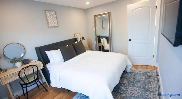 Alafia- Cozy JFK Area Home - This property is a hosted property meaning the host live on site