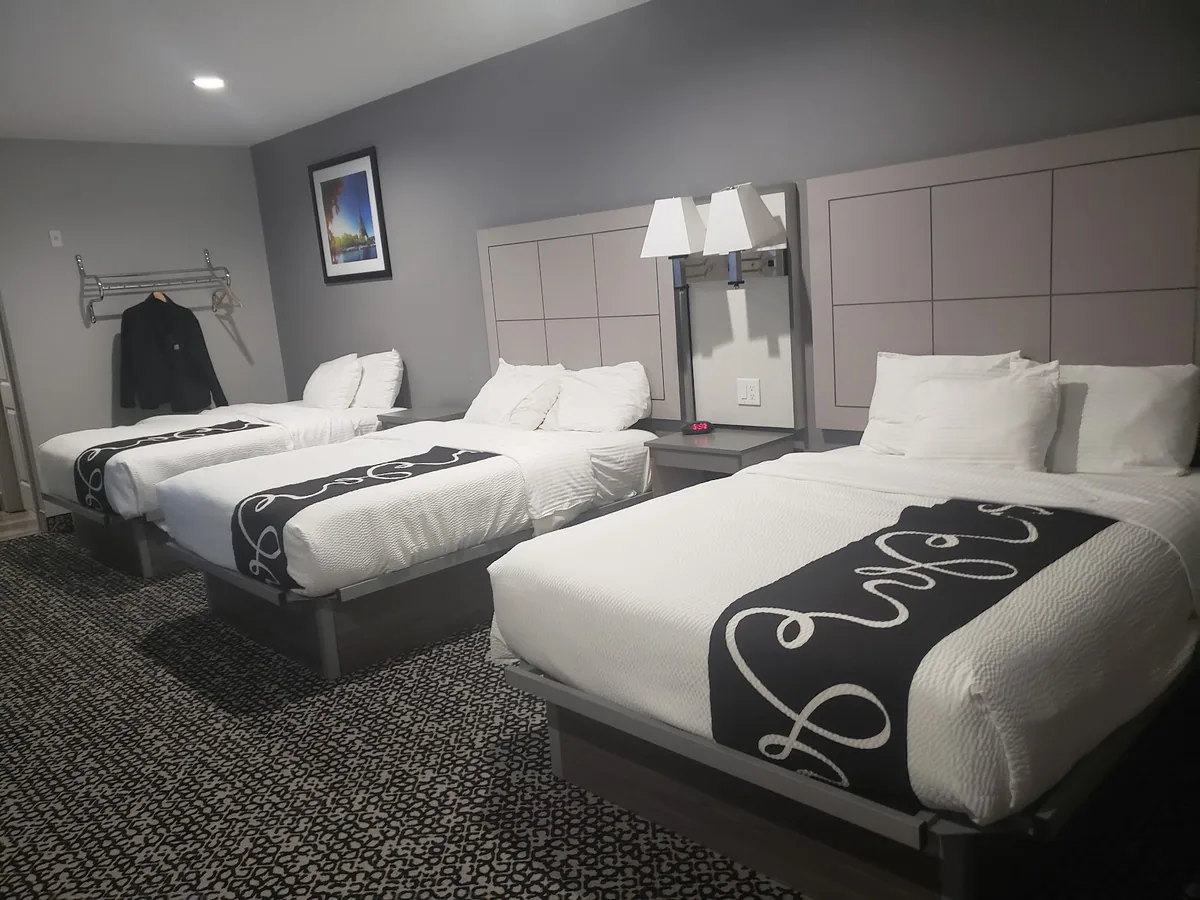 Paris Inn & Suites.